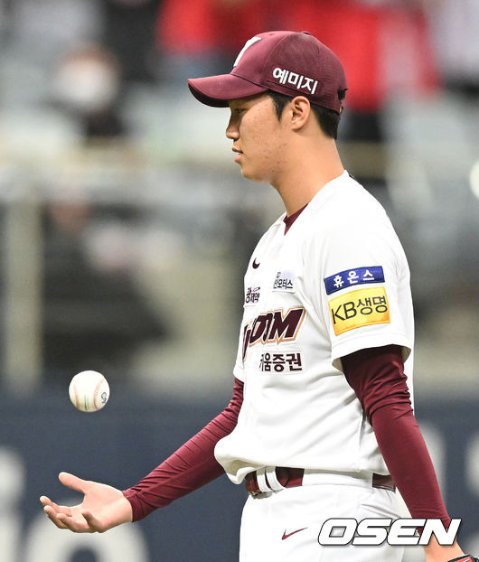 7일 오후 서울 구로구 고척스카이돔에서 ‘2022 신한은행 SOL KBO 리그’ 키움 히어로즈와 SSG 랜더스의 경기가 열렸다. 5회초 1사 2루 키움 선발 안우진이 SSG 이흥련에게 1타점 적시 2루타를 허용, 아쉬워하고 있다. 2022.05.07 /ksl0919@osen.co.kr