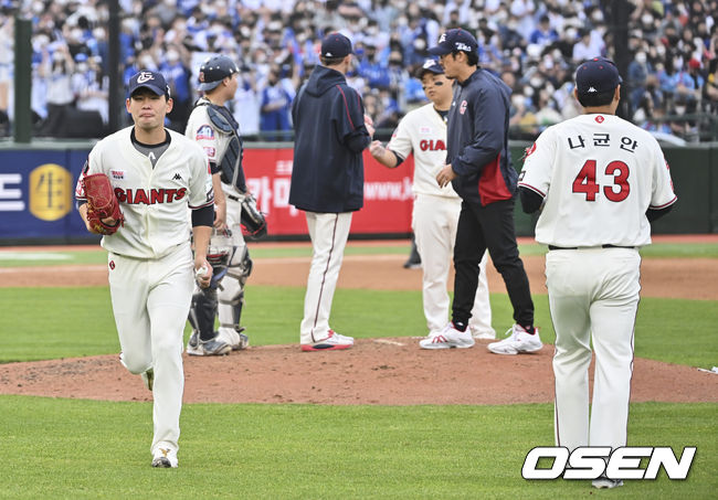 롯데 자이언츠 김진욱이 4회초 나균안과 교체되고 있다. 2022.05.07 / foto0307@osen.co.kr