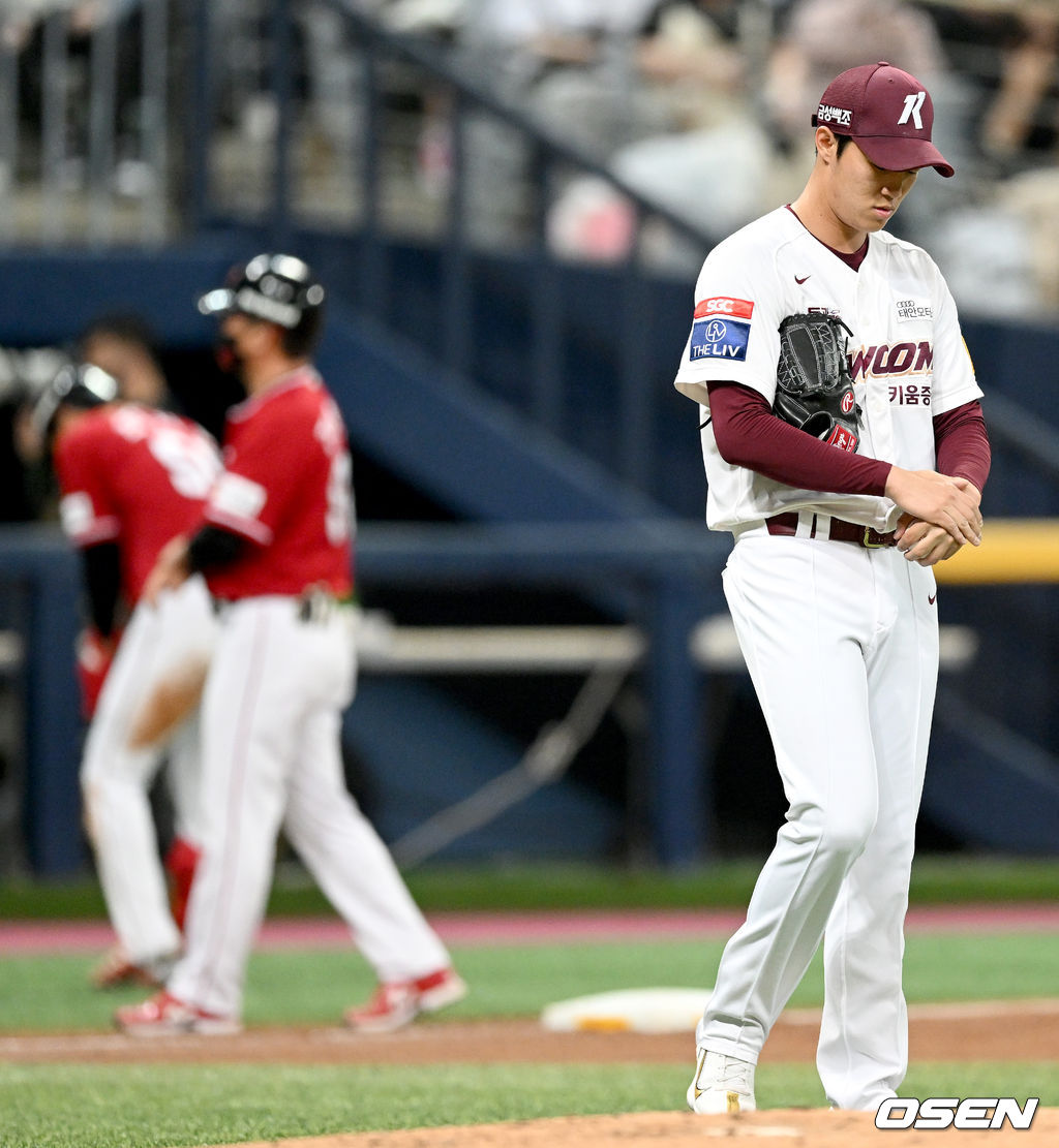 7일 오후 서울 구로구 고척스카이돔에서 ‘2022 신한은행 SOL KBO 리그’ 키움 히어로즈와 SSG 랜더스의 경기가 열렸다. 5회초 1사 3루 키움 선발 안우진이 SSG 최지훈에게 1타점 적시 3루타를 허용, 아쉬워하고 있다. 2022.05.07 /ksl0919@osen.co.kr