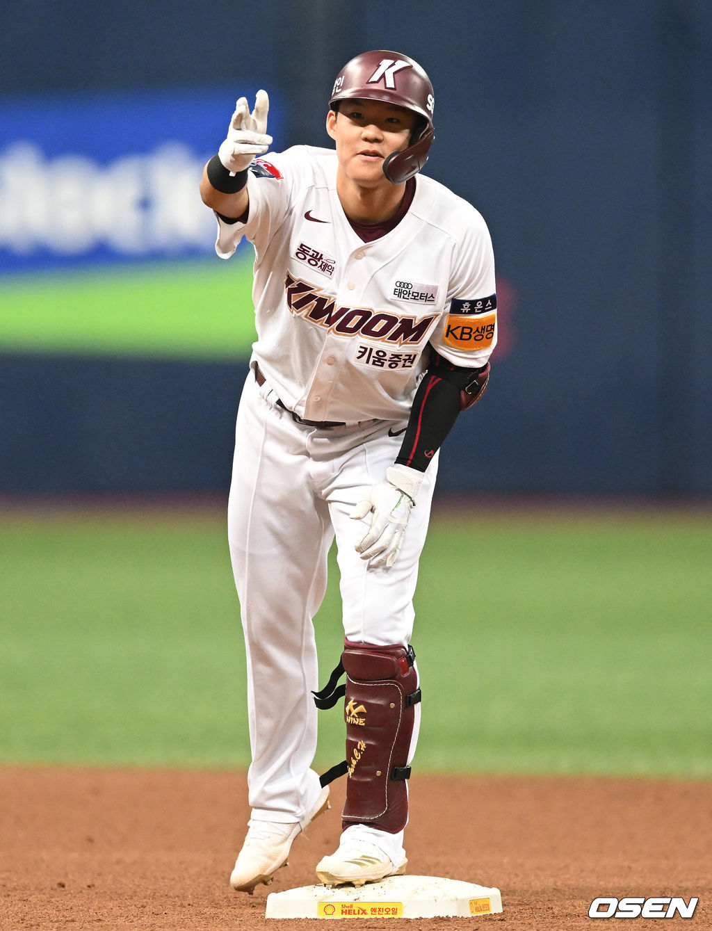 7일 오후 서울 구로구 고척스카이돔에서 ‘2022 신한은행 SOL KBO 리그’ 키움 히어로즈와 SSG 랜더스의 경기가 열렸다. 4회말 1사 1루 키움 박찬혁이 2루타를 날린 뒤 세레모니를 하고 있다. 2022.05.07 /ksl0919@osen.co.kr