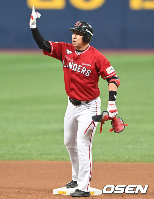 7일 오후 서울 구로구 고척스카이돔에서 ‘2022 신한은행 SOL KBO 리그’ 키움 히어로즈와 SSG 랜더스의 경기가 열렸다. 7회초 SSG 선두타자 김강민이 2루타를 날린 뒤 세레모니를 하고 있다. 2022.05.07 /ksl0919@osen.co.kr