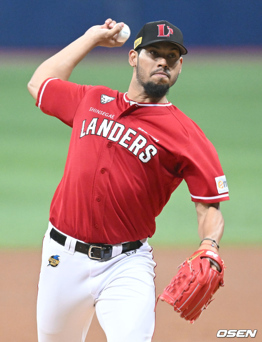 7일 오후 서울 구로구 고척스카이돔에서 ‘2022 신한은행 SOL KBO 리그’ 키움 히어로즈와 SSG 랜더스의 경기가 열렸다. 1회말 SSG 선발 폰트가 마운드에 올라 힘차게 공을 뿌리고 있다. 2022.05.07 /ksl0919@osen.co.kr