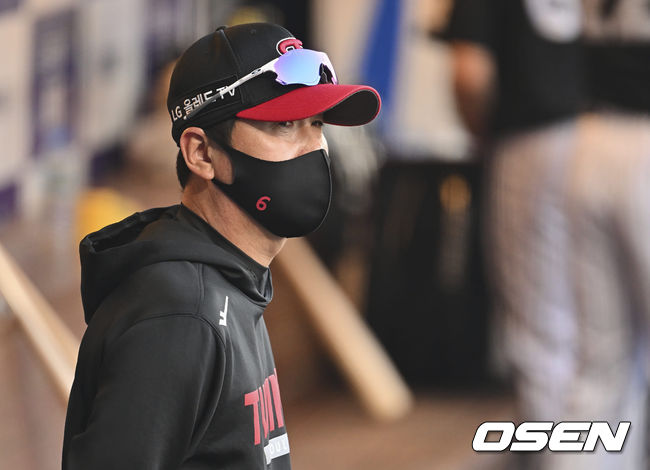 LG 트윈스 류지현 감독이 경기를 지켜보고 있다. 2022.05.06 / foto0307@osen.co.kr