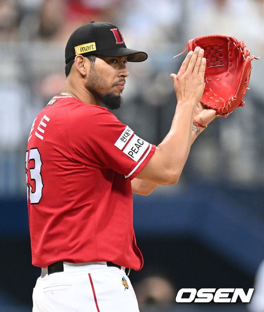 7일 오후 서울 구로구 고척스카이돔에서 ‘2022 신한은행 SOL KBO 리그’ 키움 히어로즈와 SSG 랜더스의 경기가 열렸다. 3회말 1사 키움 김혜성의 내야땅볼 때 SSG 선발 폰트가 호수비로 타구를 처리한 유격수 박성한에게 박수를 보내고 있다.  2022.05.07 /ksl0919@osen.co.kr