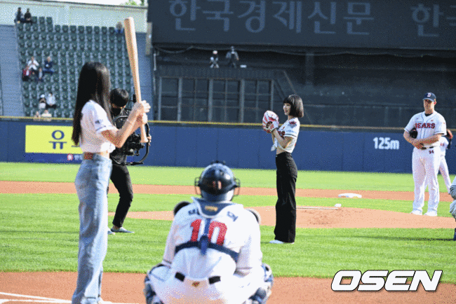 가수 르세라핌 김채원, 홍은채가 시구 시타를 하고 있다. 2022.05.07 /jpnews@osen.co.kr