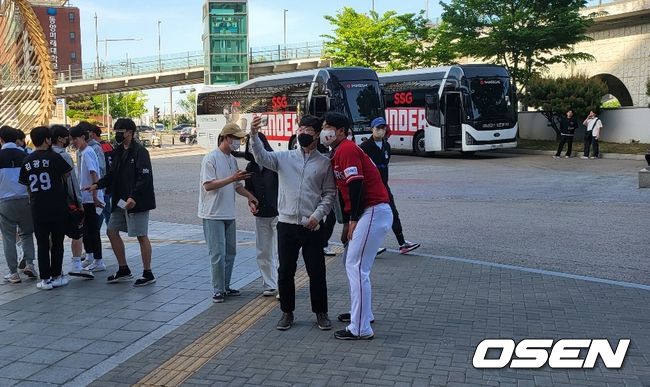 팬들과 사진 촬영을 하고 있는 김택형. /OSEN DB