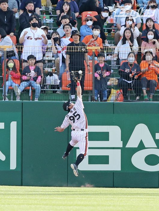 한화 원혁재가 7일 대전 KIA전에서 2회 류지혁의 타구를 점프 캐치하고 있다. /한화 이글스 제공