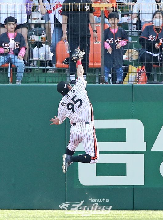 한화 원혁재가 7일 대전 KIA전에서 2회 류지혁의 타구를 점프 캐치하고 있다. /한화 이글스 제공