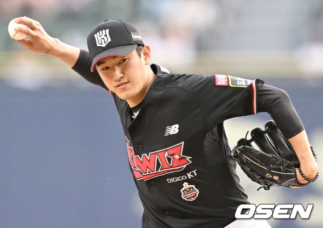 6일 오후 서울 잠실야구장에서 ‘2022 신한은행 SOL KBO 리그’ 두산 베어스와 KT위즈의 경기가 열렸다.1회말 KT 선발 고영표가 마운드에 올라 힘차게 공을 뿌리고 있다. 2022.05.06 /ksl0919@osen.co.kr