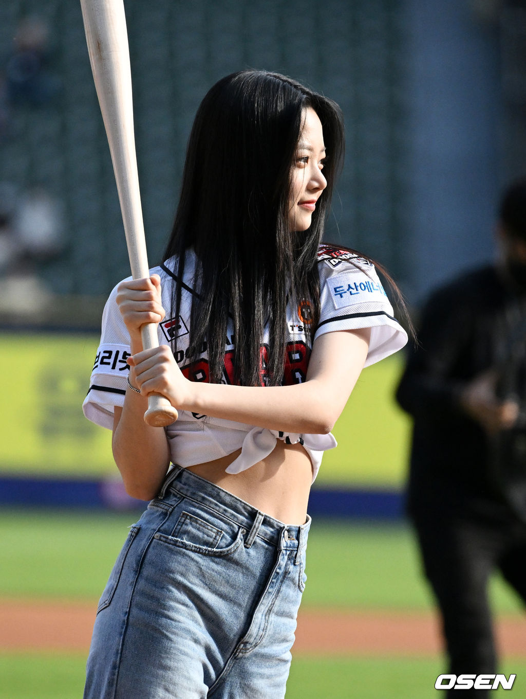 가수 르세라핌 홍은채가 시타를 준비하고 있다. 2022.05.07 /jpnews@osen.co.kr