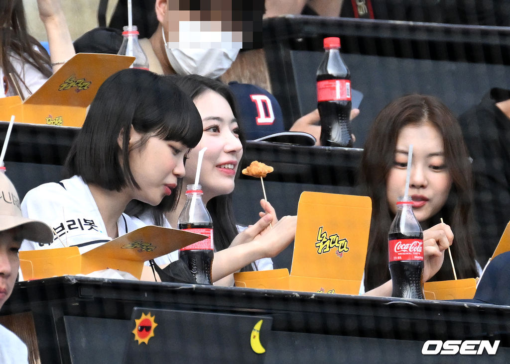 가수 르세라핌이 치킨을 먹으며 야구를 관전하고 있다. 2022.05.07 /jpnews@osen.co.kr