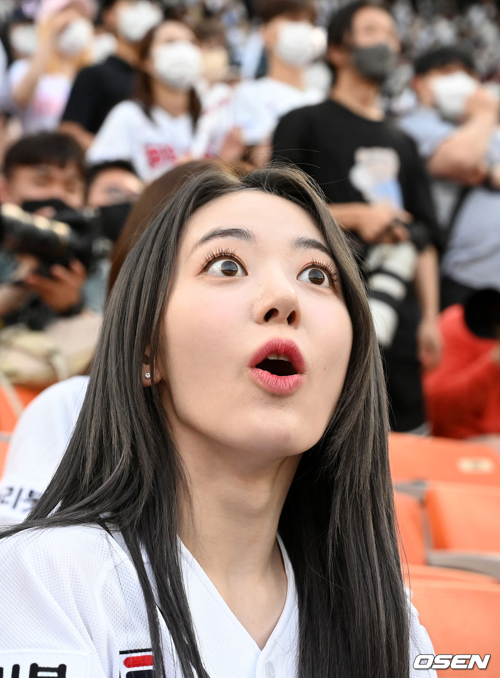 르세라핌 사쿠라가 경기를 지켜보며 놀란 표정을 짓고 있다. 2022.05.07 /jpnews@osen.co.kr