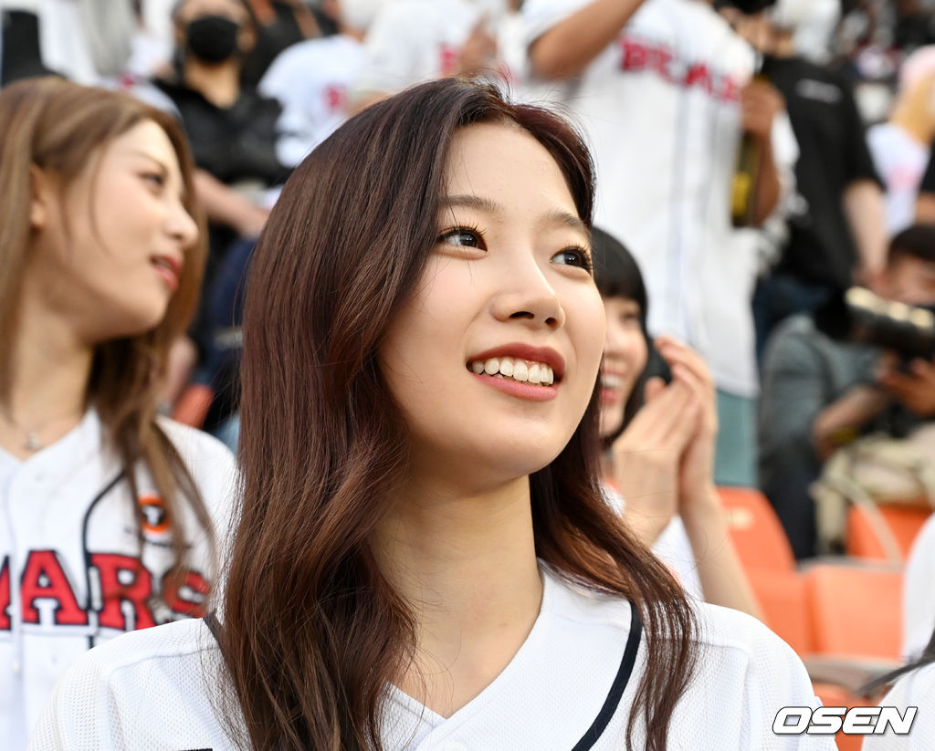 르세라핌 카즈하가 응원을 하며 경기를 관전하고 있다. 2022.05.07 /jpnews@osen.co.kr