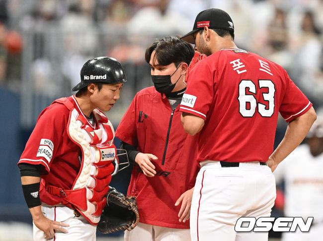 7일 오후 서울 구로구 고척스카이돔에서 ‘2022 신한은행 SOL KBO 리그’ 키움 히어로즈와 SSG 랜더스의 경기가 열렸다. 4회말 2사 2, 3루 키움 전병우의 타석 때 마운드를 방문한 SSG 포수 이흥련이 투수 폰트와 이야기를 나누고 있다. 2022.05.07 /ksl0919@osen.co.kr