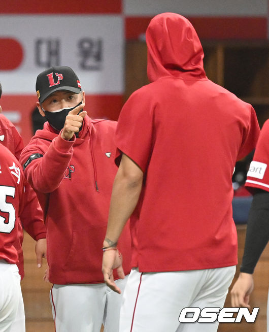 SSG 랜더스가 주말 3연전 1승 1패를 균형을 맞췄다.SSG는 7일 서울 고척스카이돔에서 열린 ‘2022 신한은행 SOL KBO리그’ 키움 히어로즈와의 경기에서 3-0으로 승리하고 지난 경기 패배를 설욕했다.경기 종료 후 SSG 김원형 감독, 폰트가 하이파이브를 하고 있다. 2022.05.07 /ksl0919@osen.co.kr