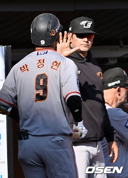 한화 수베로 감독이 박정현과 하이파이브를 하고 있다. 2022.05.05 /OSEN DB