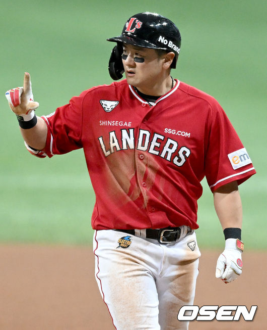 7일 오후 서울 구로구 고척스카이돔에서 ‘2022 신한은행 SOL KBO 리그’ 키움 히어로즈와 SSG 랜더스의 경기가 열렸다. 7회초 무사 2루 SSG 최주환이 안타를 날린 뒤 세레모니를 하고 있다. 2022.05.07 /ksl0919@osen.co.kr