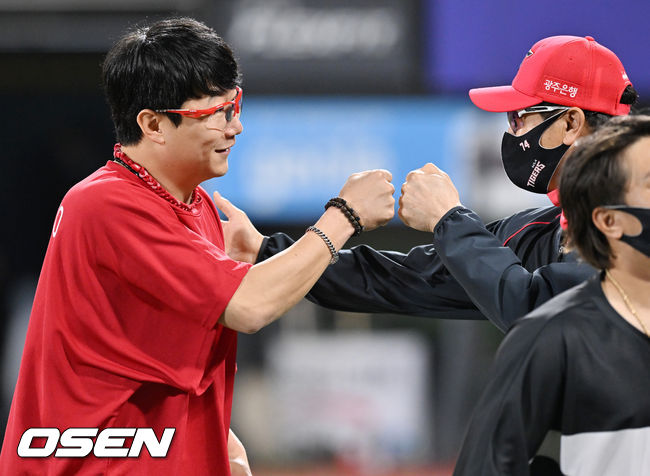 KIA 양현종이 환하게 미소지으며 김종국 감독과 하이파이브를 하고 있다. 2022.04.26 /OSEN DB