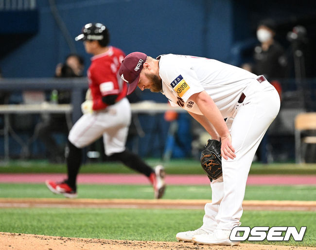 8일 오후 서울 고척스카이돔에서 2022 신한은행 SOL KBO리그 키움 히어로즈와 SSG 랜더스의 경기가 열렸다.3회초 1사 3루에서 키움 요키시가 SSG 추신수의 타구가 자신의 글러브를 맞고 안타로 이어지자 아쉬워하고 있다. 2022.05.08 /sunday@osen.co.kr