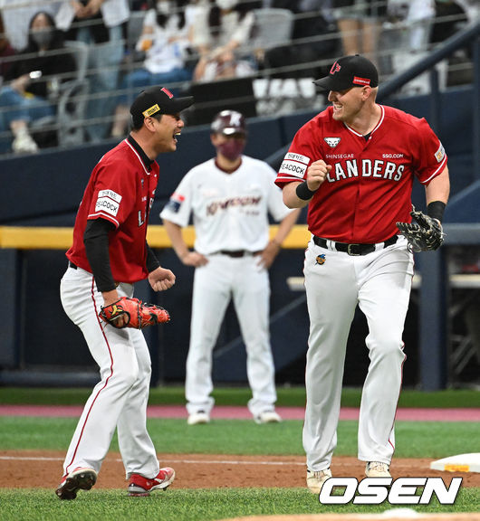 8일 오후 서울 고척스카이돔에서 2022 신한은행 SOL KBO리그 키움 히어로즈와 SSG 랜더스의 경기가 열렸다.6회말 2사에서 키움 김혜성을 땅볼로 처리한 SSG 김광현과 크론이 환호하고 있다. 2022.05.08 /sunday@osen.co.kr