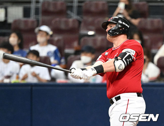 8일 오후 서울 고척스카이돔에서 2022 신한은행 SOL KBO리그 키움 히어로즈와 SSG 랜더스의 경기가 열렸다.6회초 2사 1루에서 SSG 크론이 중월 투런 홈런을 치고 있다. 2022.05.08 /sunday@osen.co.kr