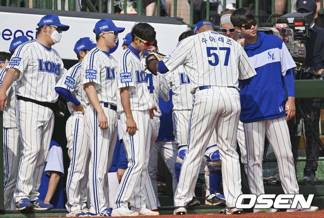 삼성 라이온즈 수아레즈가 6회말 수비를 마치고 동료들의 축하를 받으며 더그아웃으로 들어가고 있다. 2022.05.08 / foto0307@osen.co.kr