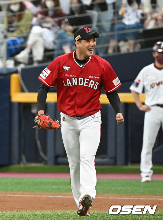 8일 오후 서울 고척스카이돔에서 2022 신한은행 SOL KBO리그 키움 히어로즈와 SSG 랜더스의 경기가 열렸다.6회말 2사에서 키움 김혜성을 땅볼로 처리한 SSG 김광현이 환호하고 있다. 2022.05.08 /sunday@osen.co.kr