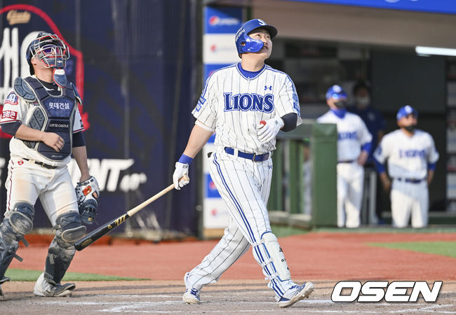 삼성 라이온즈 오재일이 연장 10회초 1사 1루 2점 홈런을 치고 타구를 바라보고 있다. 2022.05.08 / foto0307@osen.co.kr