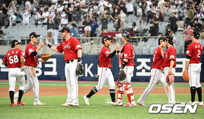 SSG 랜더스가 2연승에 성공했다.SSG는 8일 서울 고척스카이돔에서 열린 2022 신한은행 SOL KBO리그 키움 히어로즈와 6차전에서 6-2 승리를 거뒀다. 전날(7일) 3-0 승리 후 2연승으로 고척 원정 3연전을 '위닝 시리즈'로 마무리했다.경기 종료 후 SSG 선수들이 승리의 기쁨을 나누고 있다. 2022.05.08 /sunday@osen.co.kr