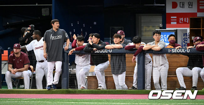 SSG 랜더스가 2연승에 성공했다.SSG는 8일 서울 고척스카이돔에서 열린 2022 신한은행 SOL KBO리그 키움 히어로즈와 6차전에서 6-2 승리를 거뒀다. 전날(7일) 3-0 승리 후 2연승으로 고척 원정 3연전을 '위닝 시리즈'로 마무리했다.9회말 키움 선수들이 더그아웃에서 경기를 바라보고 있다. 2022.05.08 /sunday@osen.co.kr