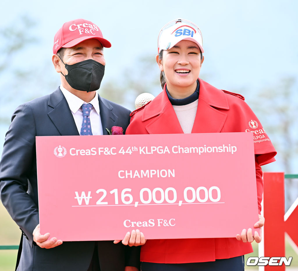 김아림이 우승 상금판을 들고 미소짓고 있다. 22.05.01 /rumi@osen.co.kr