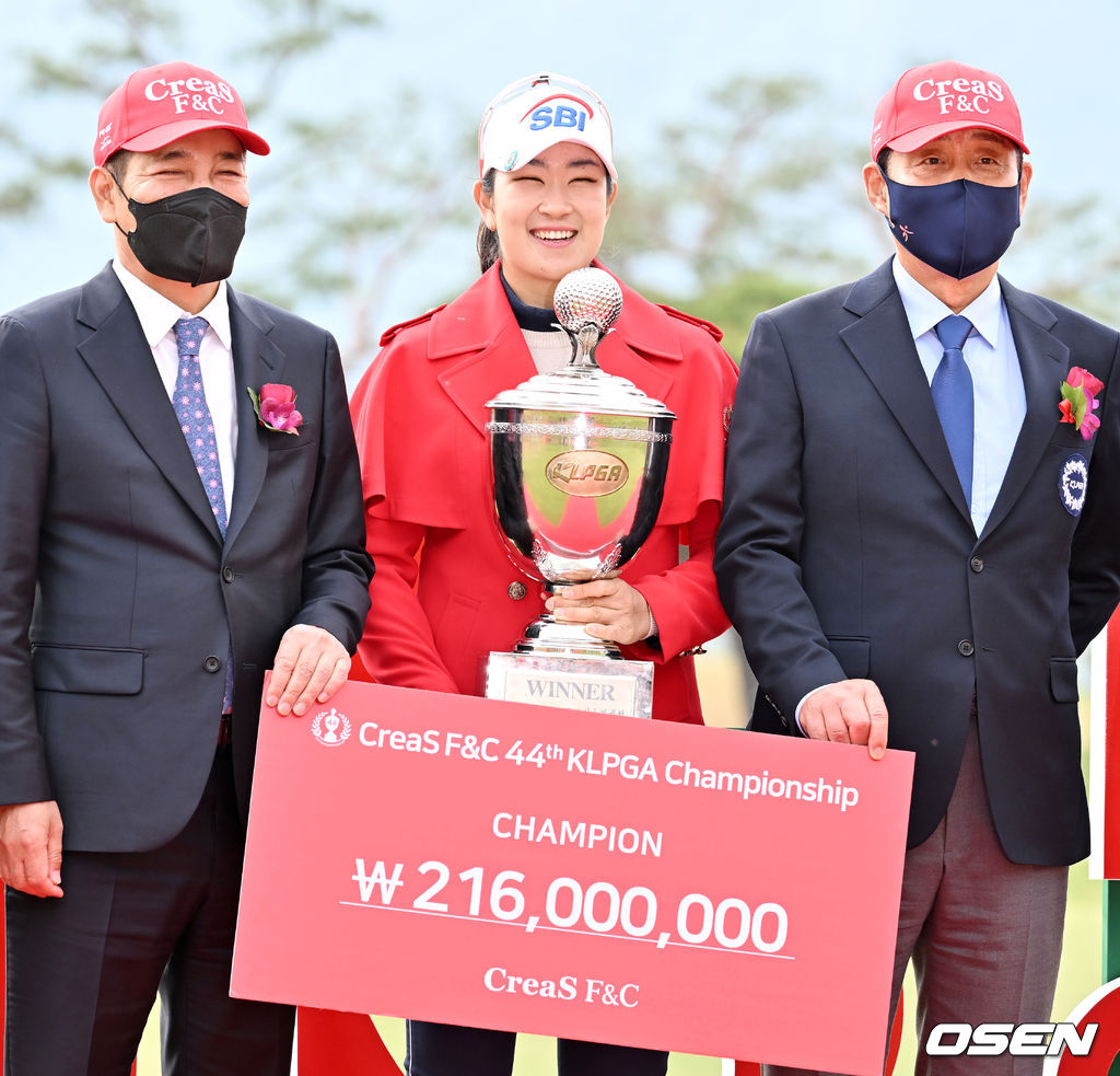 김아림이 트로피를 들고 포즈를 취하고 있다. 22.05.01 /rumi@osen.co.kr