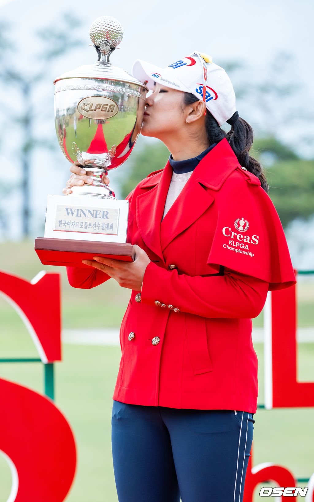 김아림이 우승 트로피에 키스를 하고 있다. 22.05.01 /rumi@osen.co.kr