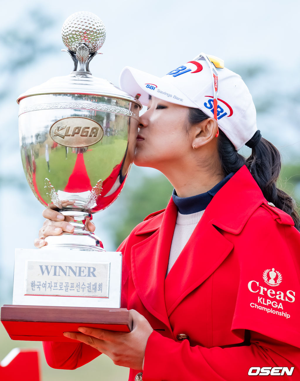 김아림이 우승 트로피에 키스를 하고 있다. 22.05.01 /rumi@osen.co.kr