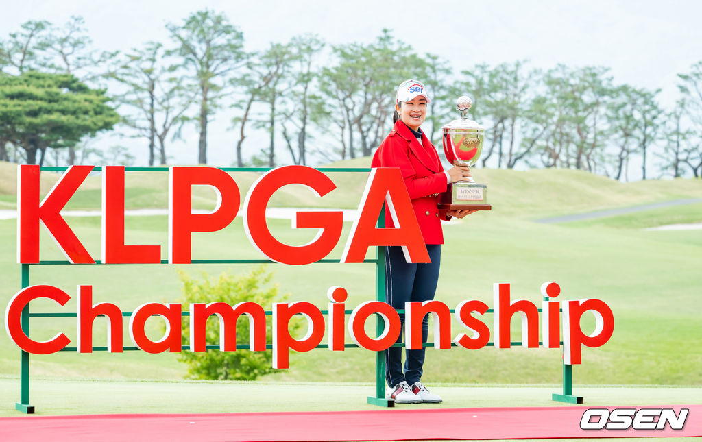 김아림이 우승 트로피를 들고 포즈를 취하고 있다. 22.05.01 /rumi@osen.co.kr