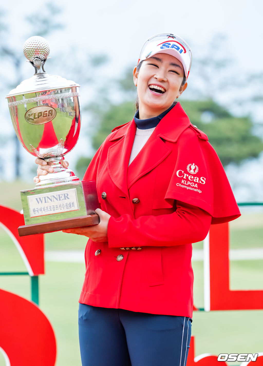 김아림이 우승 트로피를 들고 포즈를 취하고 있다. 22.05.01 /rumi@osen.co.kr