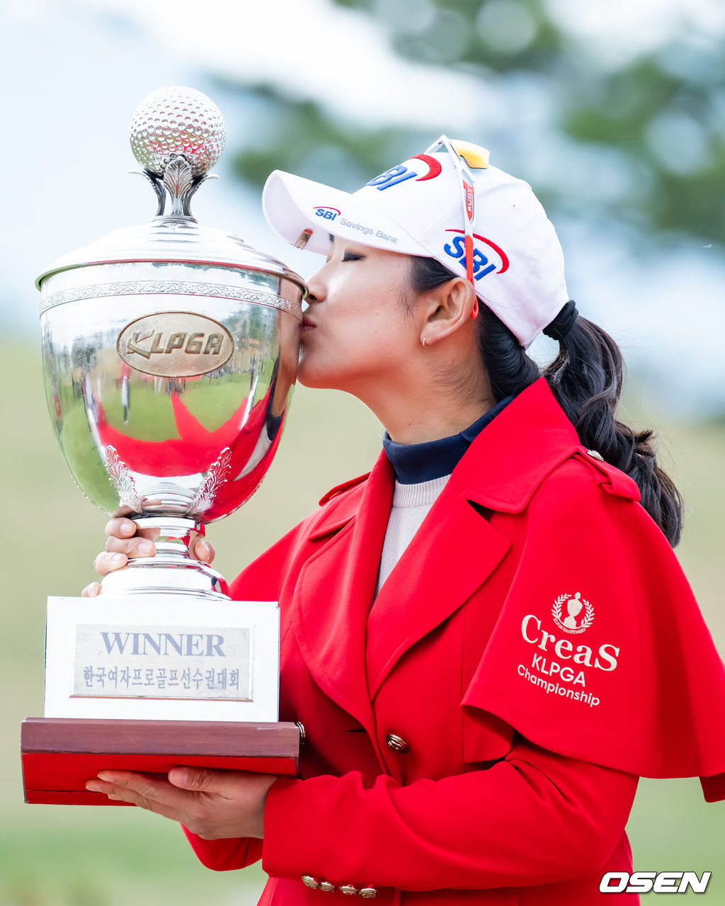 김아림이 우승 트로피에 키스를 하고 있다. 22.05.01 /rumi@osen.co.kr