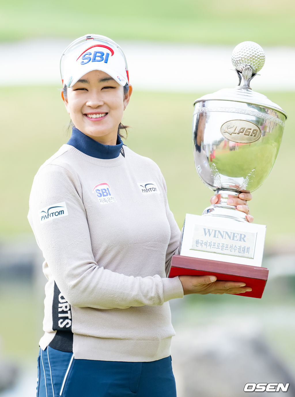 김아림이 트로피를 들고 포즈를 취하고 있다. 22.05.01 /rumi@osen.co.kr