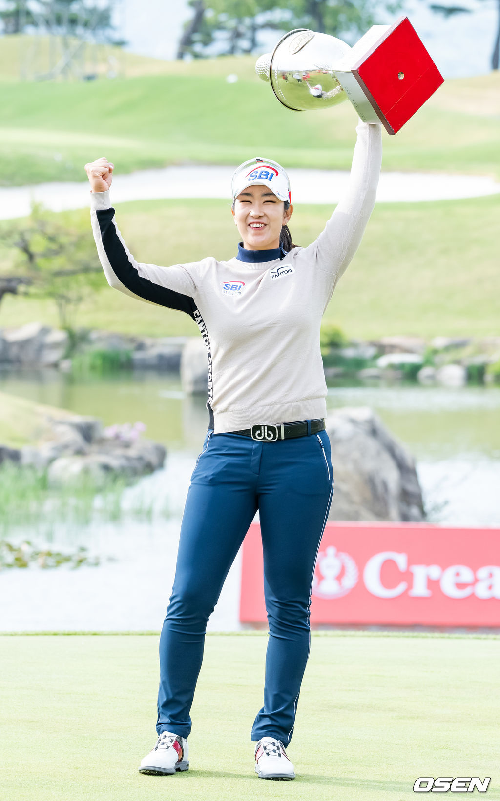 김아림이 트로피를 한손에 들어올리고 있다. 22.05.01 /rumi@osen.co.kr