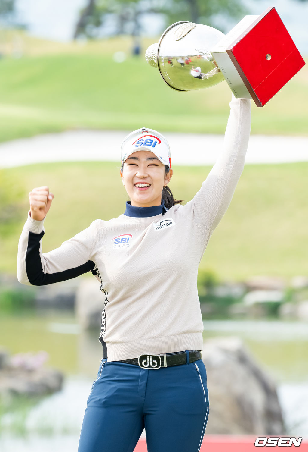 김아림이 트로피를 한손에 들어올리고 있다. 22.05.01 /rumi@osen.co.kr