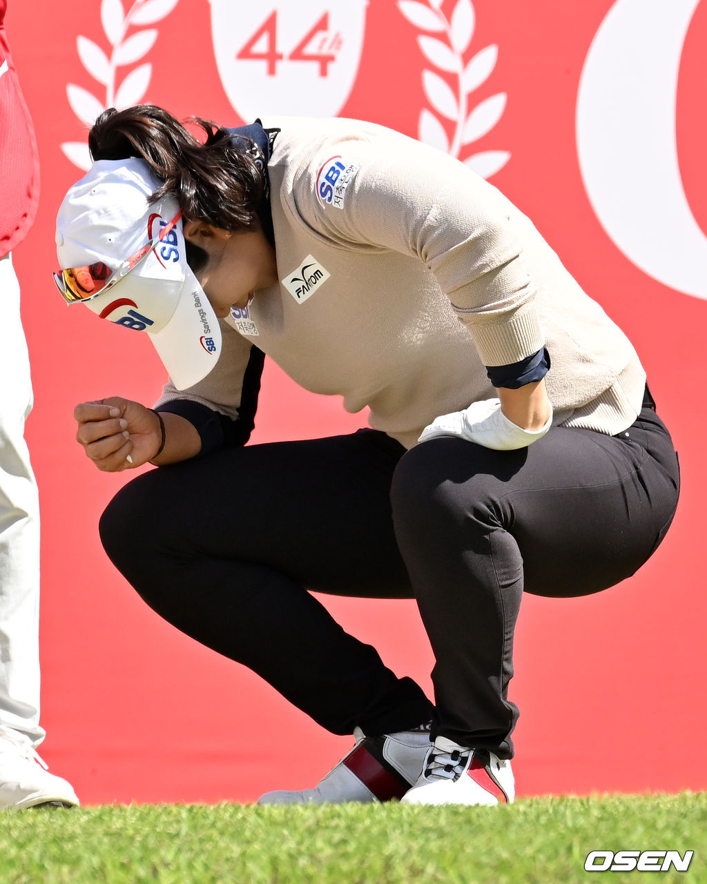 김아림이 1번홀 티샷을 날리며 바지가 터져 당황하고 있다. 22.05.01 /rumi@osen.co.kr