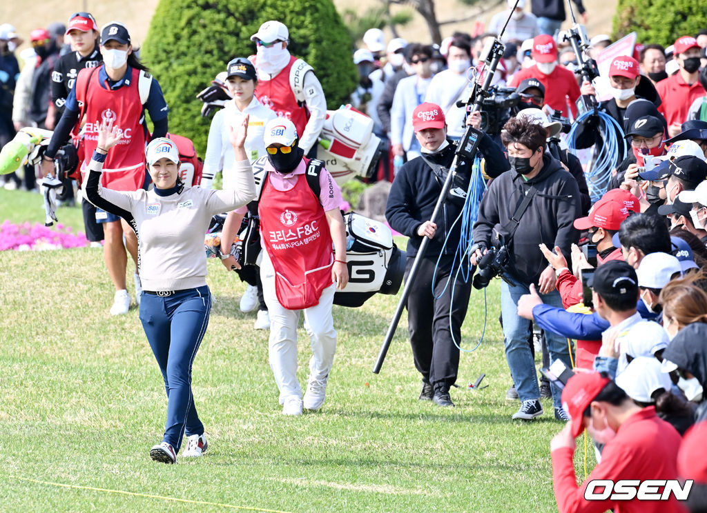 18번홀 그린으로 이동하는 김아림이 갤러리들에게 인사를 하고 있다. 22.05.01 /rumi@osen.co.kr
