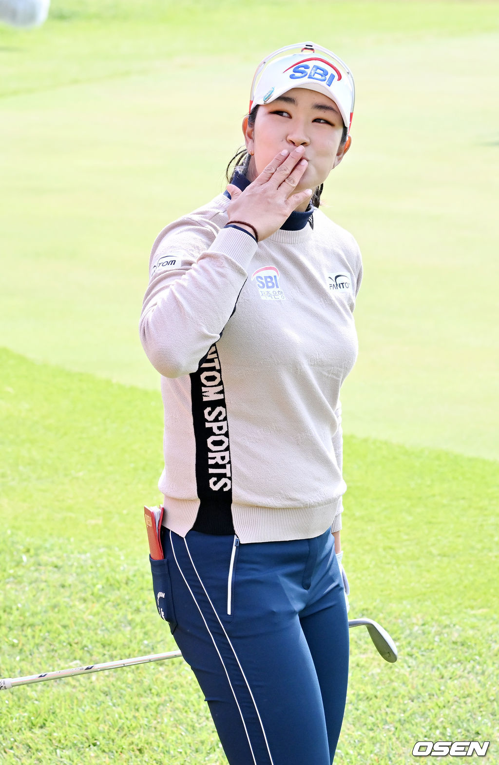 김아림이 18번홀 퍼팅을 한 후 팬들의 환호성에 손키스로 화답을 하고 있다. 22.05.01 /rumi@osen.co.kr