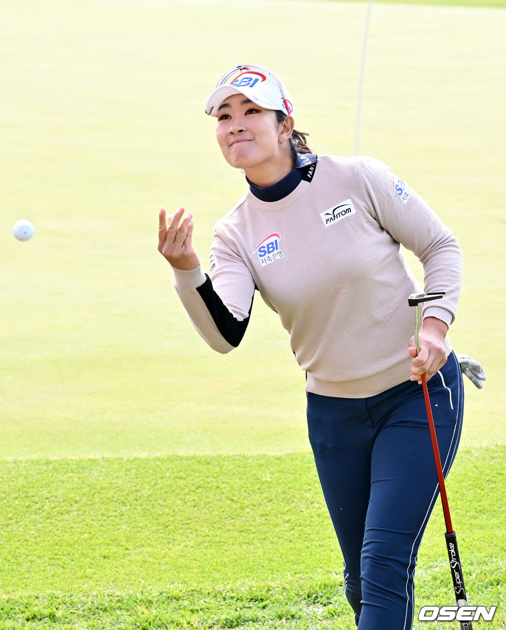 김아림이 경기를 마친 후 갤러리들에게 골프공을 던져주고 있다. 22.05.01 /rumi@osen.co.kr