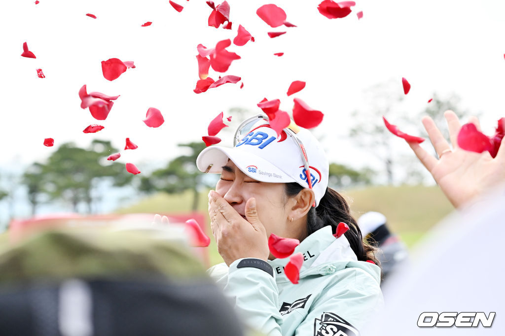 김아림이 동료들에게 우승 축하를 받고 있다. 22.05.01 /rumi@osen.co.kr