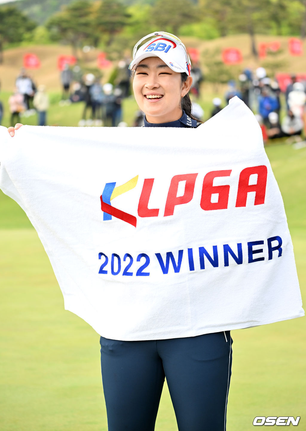 김아림이 우승 포토타임을 갖고 있다. 22.05.01 /rumi@osen.co.kr