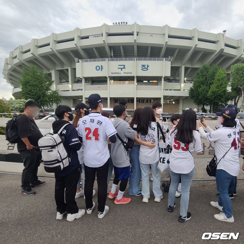 두산 허경민이 경기 후 퇴근길 팬서비스를 하고 있다. / backlight@osen.co.kr