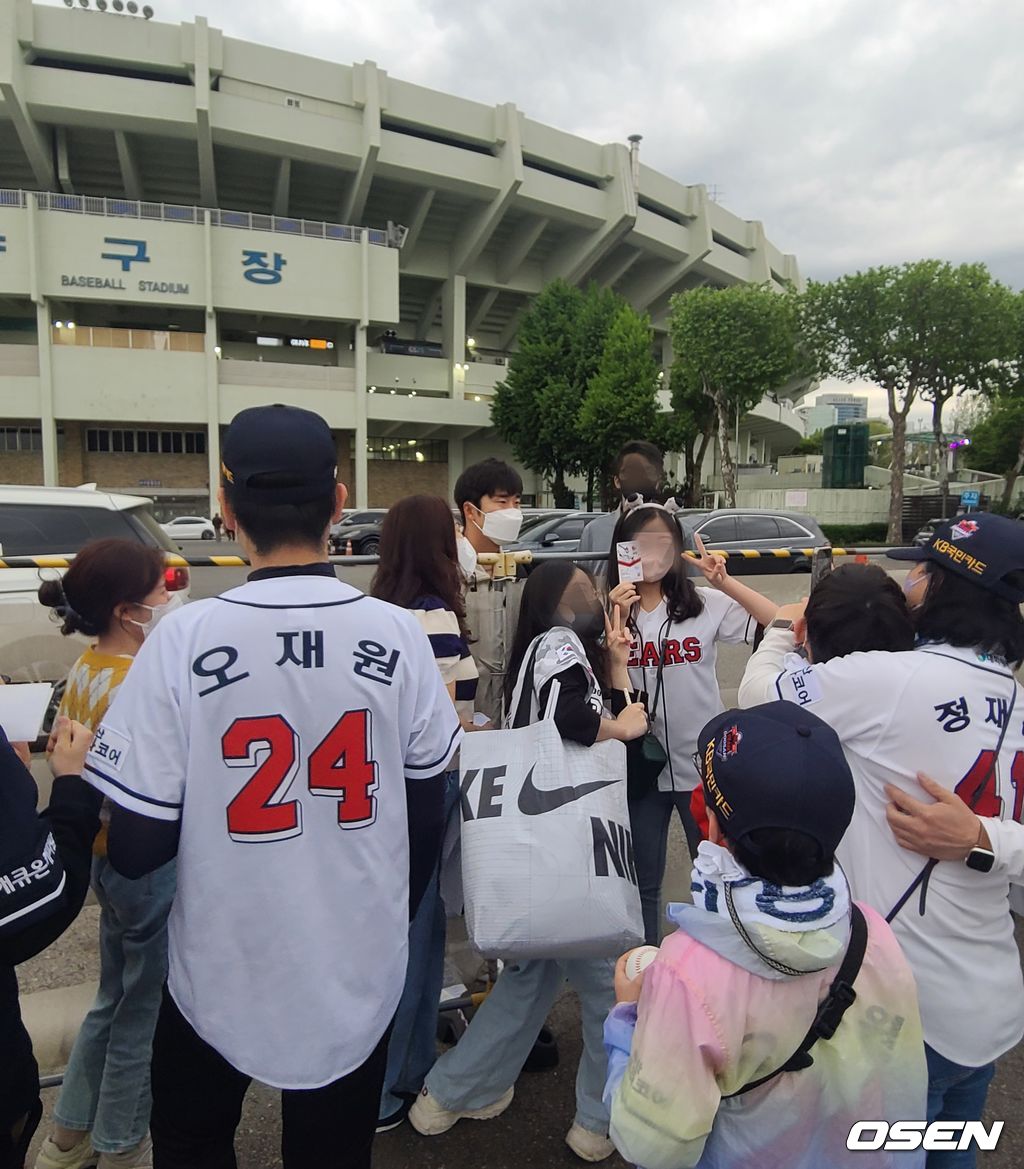 두산 허경민이 경기 후 퇴근길 팬서비스를 하고 있다. / backlight@osen.co.kr