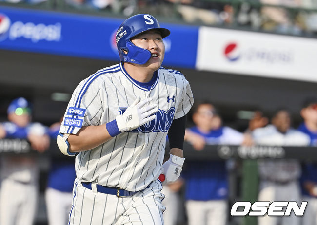 삼성 라이온즈 오재일이 연장 10회초 1사 1루 2점 홈런을 치고 타구를 바라보고 있다. 2022.05.08 / foto0307@osen.co.kr