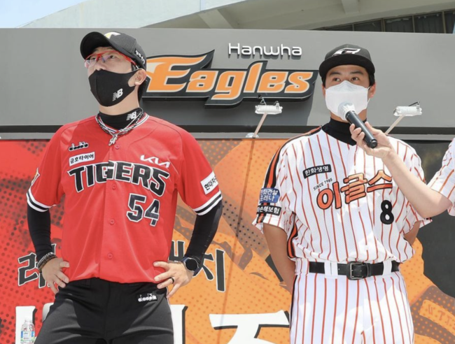 KIA 양현종(왼쪽)과 한화 노시환이 8일 올드 유니폼을 입고 레전드 매치 기념 팬 사인회에 참가했다. /한화 이글스 SNS